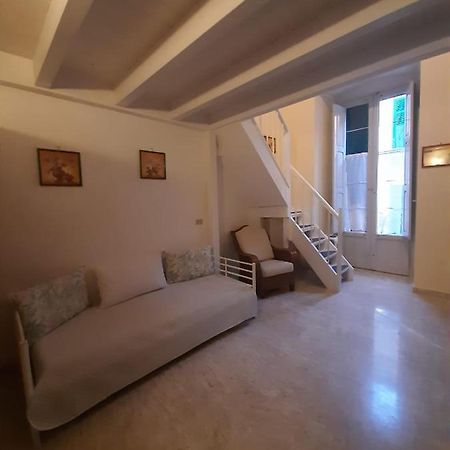Holiday House Nel Cuore Di Bari Bagian luar foto