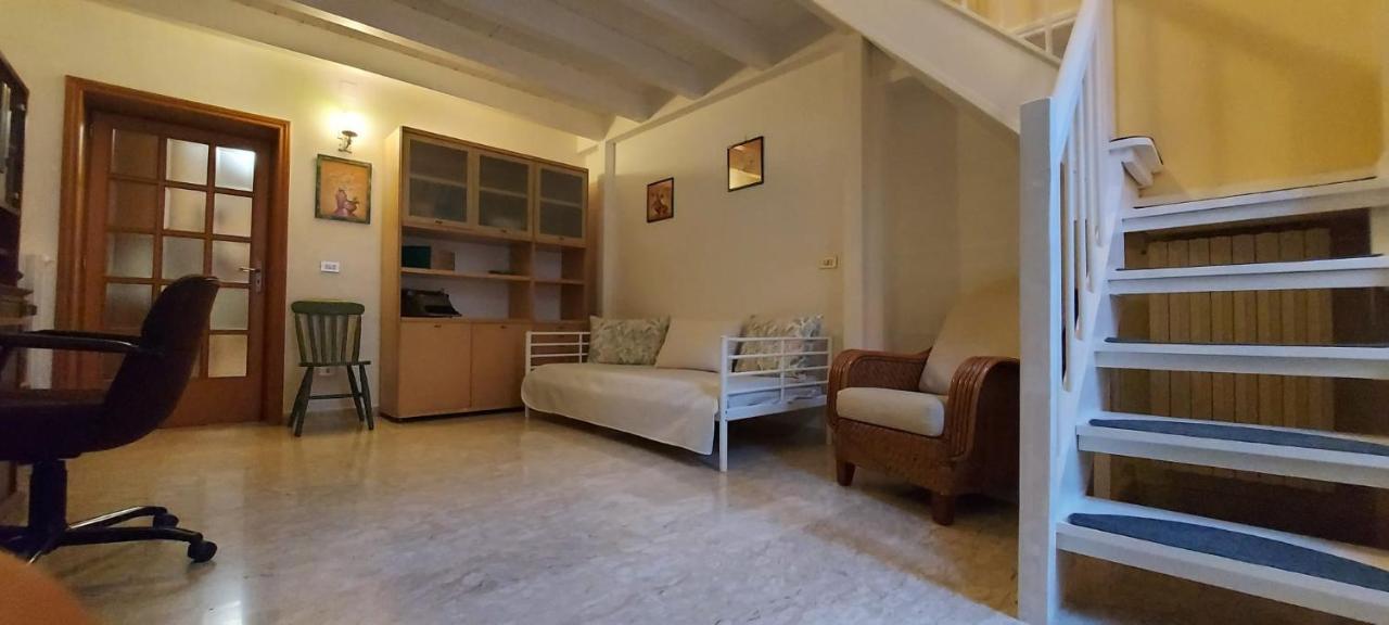 Holiday House Nel Cuore Di Bari Bagian luar foto
