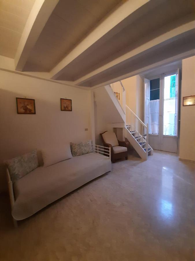 Holiday House Nel Cuore Di Bari Bagian luar foto