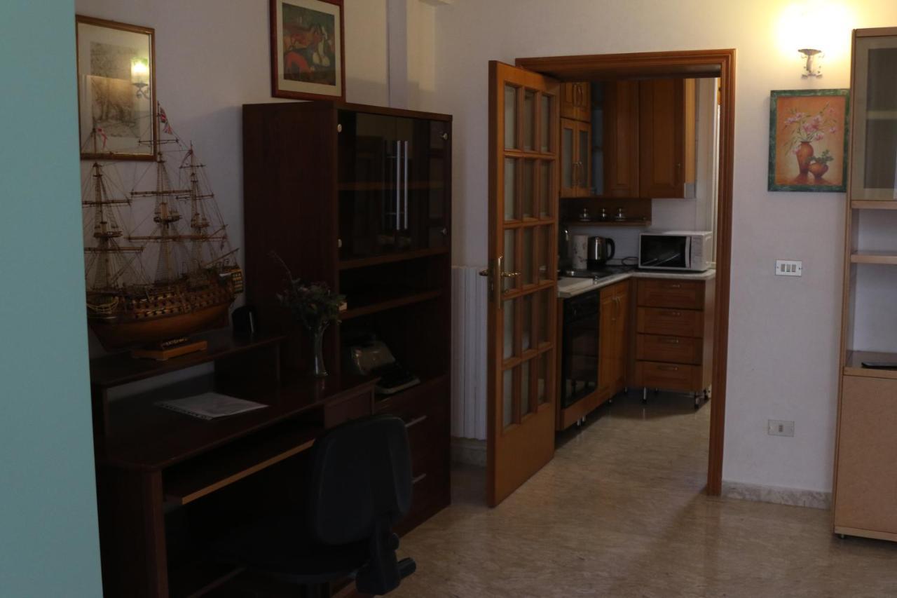 Holiday House Nel Cuore Di Bari Bagian luar foto