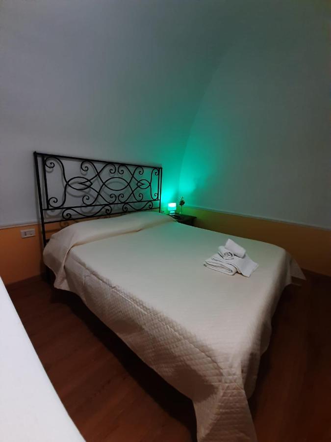 Holiday House Nel Cuore Di Bari Bagian luar foto