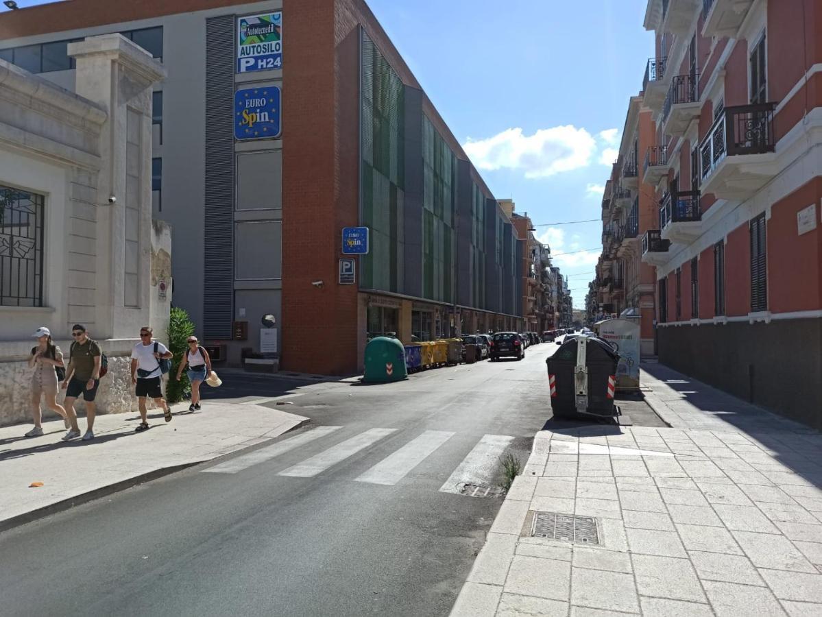 Holiday House Nel Cuore Di Bari Bagian luar foto